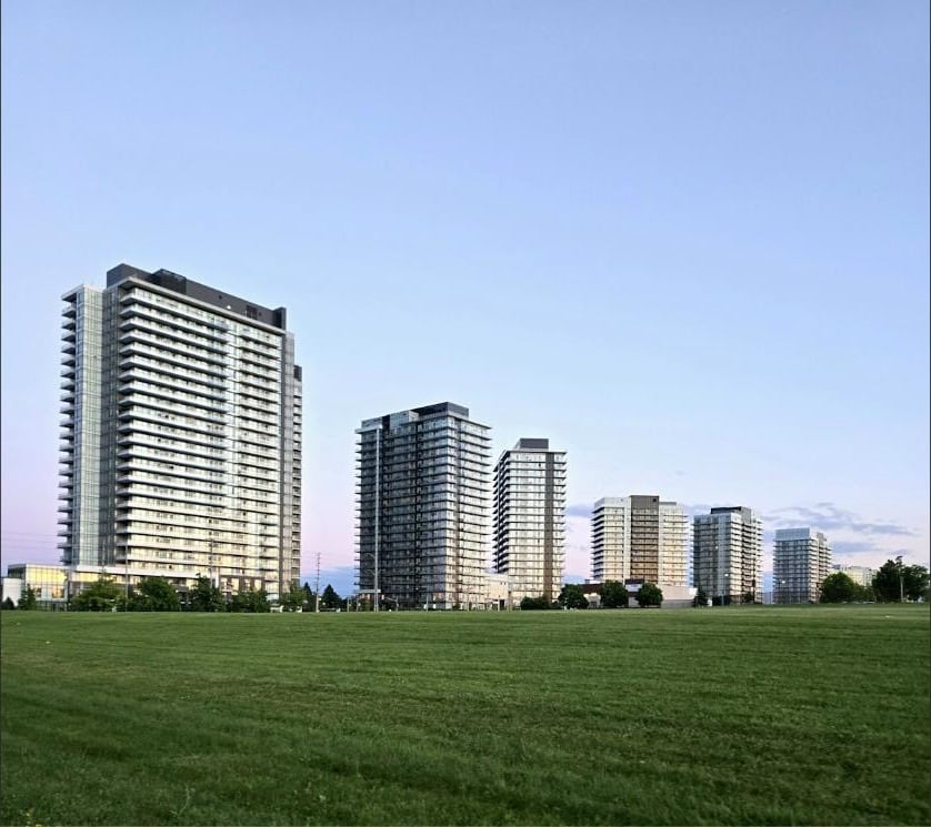 Edifícios residenciais em condomínio ao entardecer